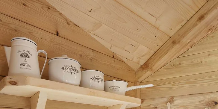 Romantický treehouse na Sázavě: plný minibar, možnost snídaně a božský výhled