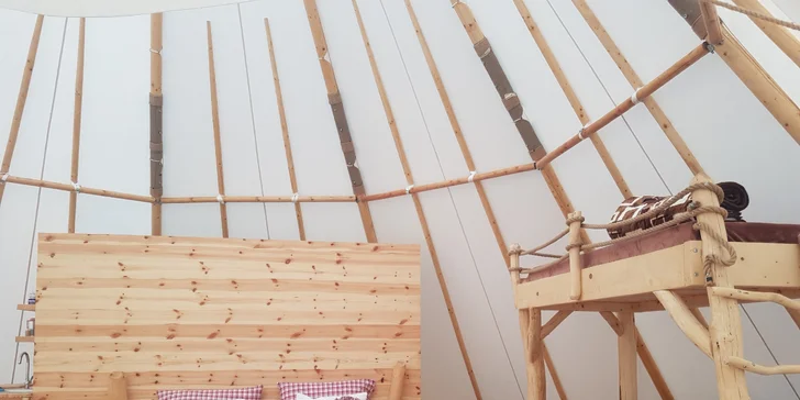 Relax v Posázaví: luxusní teepee se saunou, koupacím sudem i možností snídaně