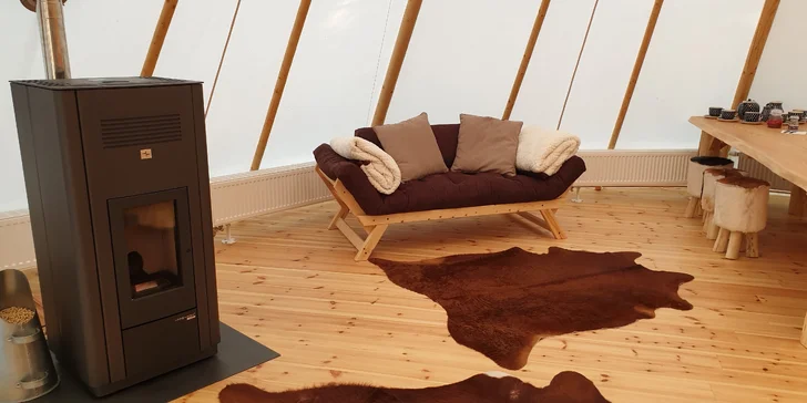 Relax v Posázaví: luxusní teepee se saunou, koupacím sudem i možností snídaně
