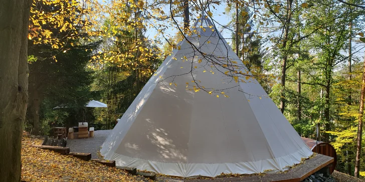 Relax v Posázaví: luxusní teepee se saunou, koupacím sudem i možností snídaně