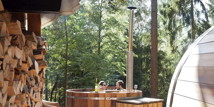 Relax v Posázaví: luxusní teepee se saunou, koupacím sudem i možností snídaně