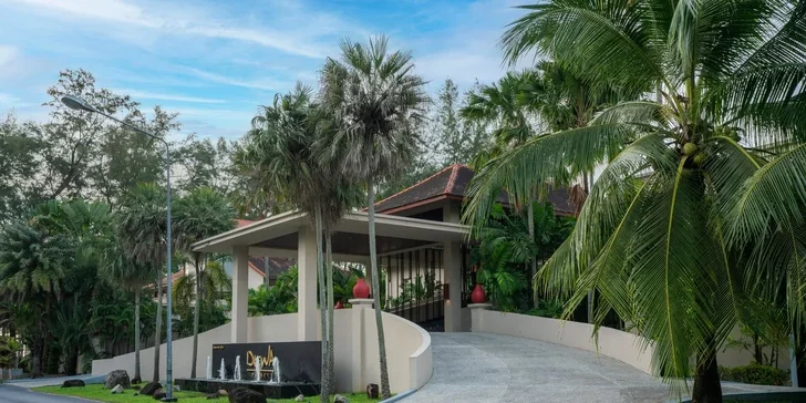Dovolená na ostrově Phuket: 5* hotel se stravou a bazénem, vč. letenek, 100 m od pláže a 2 km od letiště