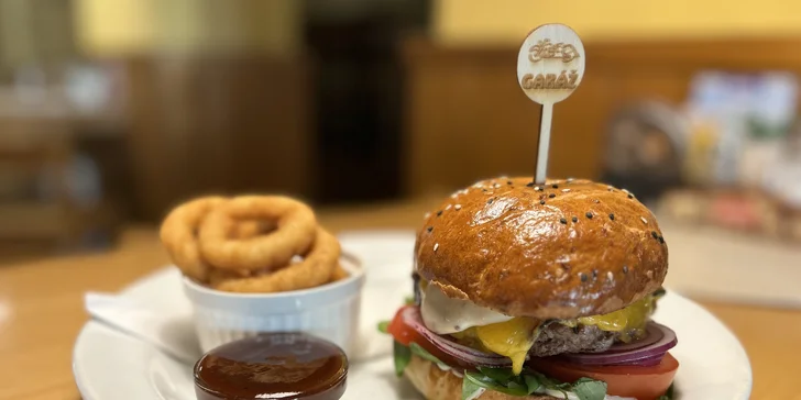 Luxusní Garage Burger, cibulové kroužky, BBQ omáčka a cola pro 1 nebo 2 osoby