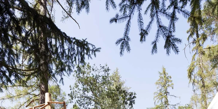 Relax v Posázaví: luxusní teepee se saunou, koupacím sudem i možností snídaně
