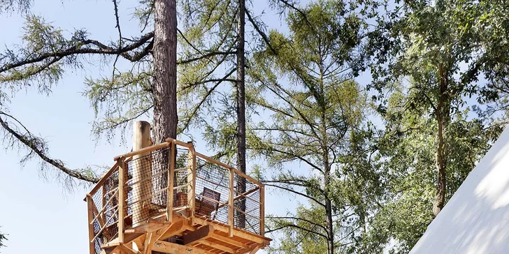 Relax v Posázaví: luxusní teepee se saunou, koupacím sudem i možností snídaně
