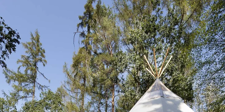 Relax v Posázaví: luxusní teepee se saunou, koupacím sudem i možností snídaně