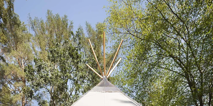 Relax v Posázaví: luxusní teepee se saunou, koupacím sudem i možností snídaně