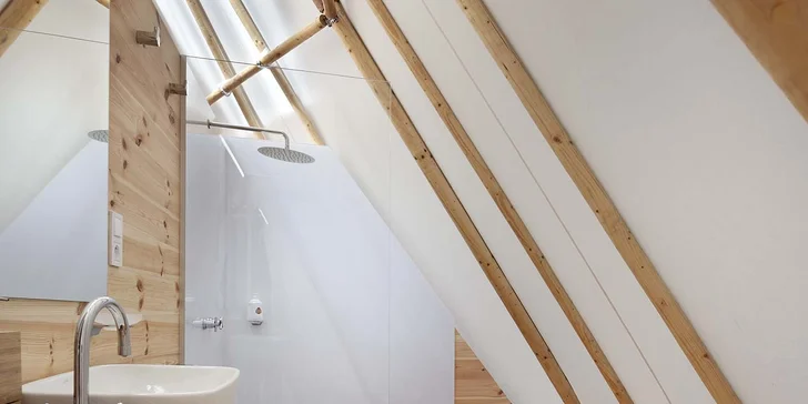 Relax v Posázaví: luxusní teepee se saunou, koupacím sudem i možností snídaně