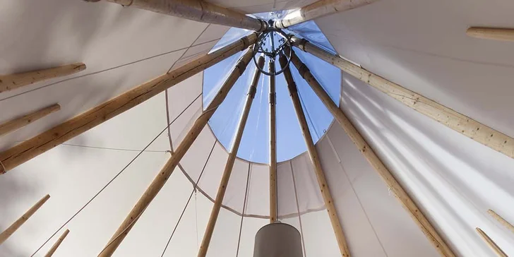Relax v Posázaví: luxusní teepee se saunou, koupacím sudem i možností snídaně