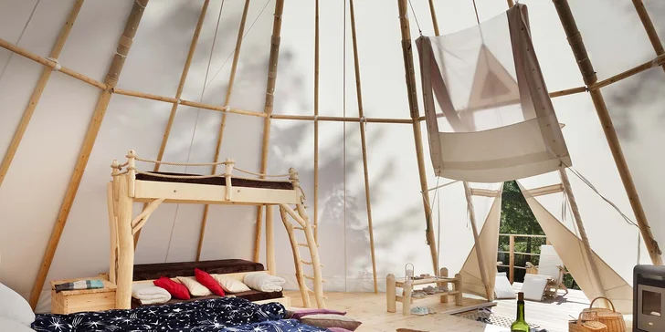 Relax v Posázaví: luxusní teepee se saunou, koupacím sudem i možností snídaně