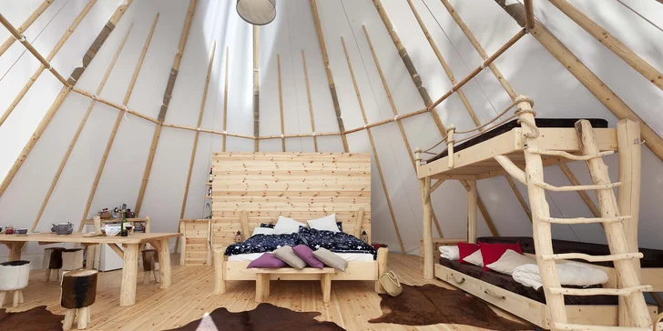 Relax v Posázaví: luxusní teepee se saunou, koupacím sudem i možností snídaně
