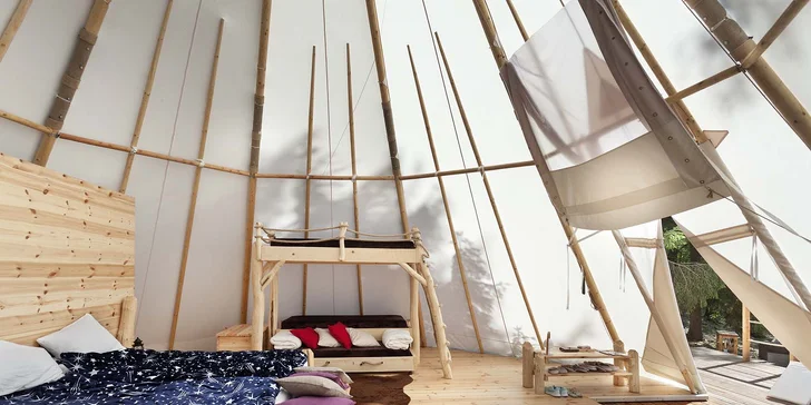 Relax v Posázaví: luxusní teepee se saunou, koupacím sudem i možností snídaně