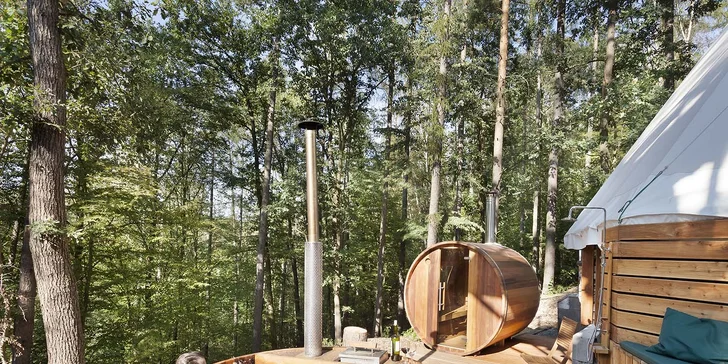 Relax v Posázaví: luxusní teepee se saunou, koupacím sudem i možností snídaně