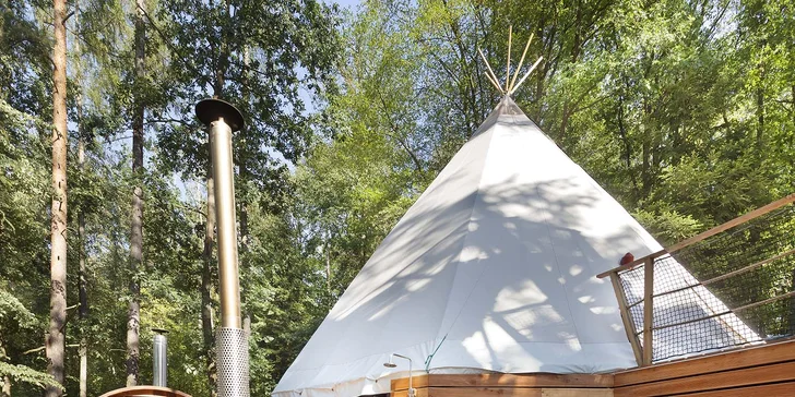 Relax v Posázaví: luxusní teepee se saunou, koupacím sudem i možností snídaně
