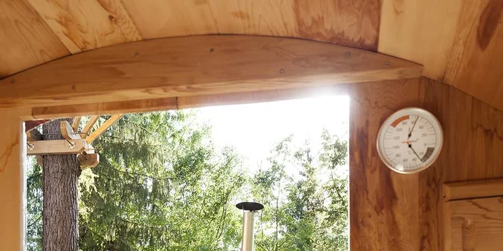 Relax v Posázaví: luxusní teepee se saunou, koupacím sudem i možností snídaně