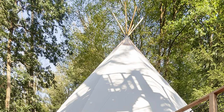 Relax v Posázaví: luxusní teepee se saunou, koupacím sudem i možností snídaně