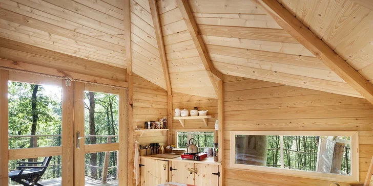 Romantický treehouse na Sázavě: plný minibar, možnost snídaně a božský výhled
