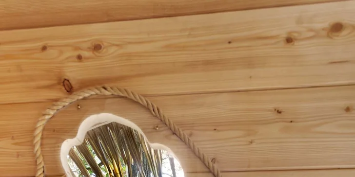 Romantický treehouse na Sázavě: plný minibar, možnost snídaně a božský výhled