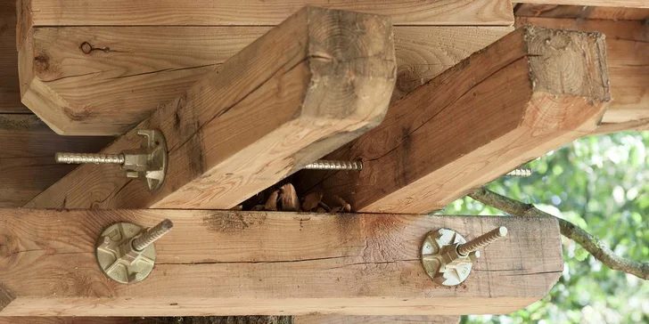 Romantický treehouse na Sázavě: plný minibar, možnost snídaně a božský výhled