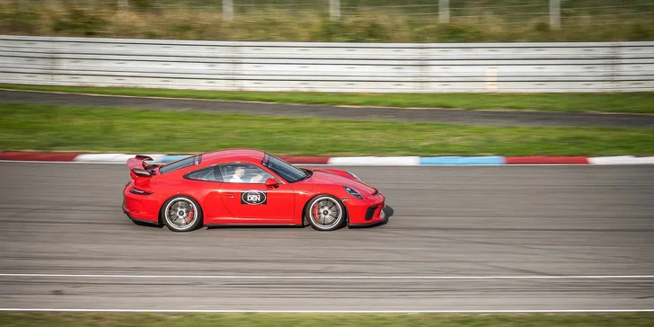 Jízda na závodním okruhu v Třinci, Brně či Mostě v legendárním voze Porsche: 1–5 kol