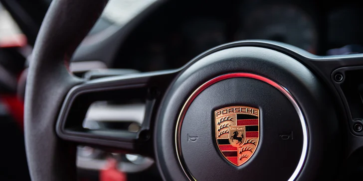 Jízda na závodním okruhu v Třinci, Brně či Mostě v legendárním voze Porsche: 1–5 kol