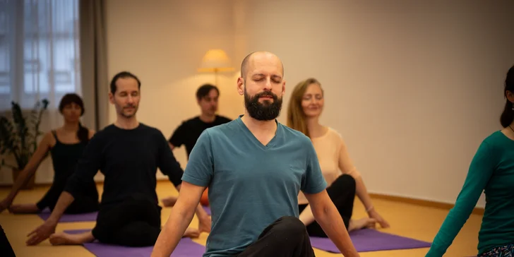 Relax i zdravý životní styl: měsíční kurz integrální jógy pro všechny věkové kategorie