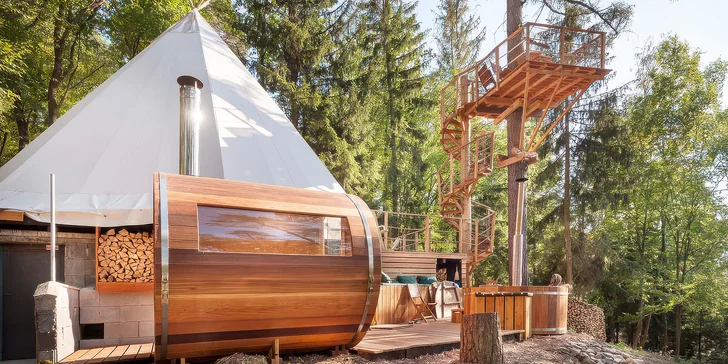 Relax v Posázaví: luxusní teepee se saunou, koupacím sudem i možností snídaně