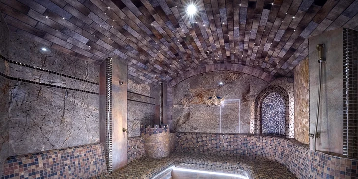 Vstup nebo permanentka do stylového hradního wellness pro pár i rodinu: vířivka i sauny