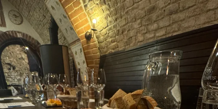 Vinná degustace potmě s občerstvením ve sklepní vinárně pro 1 osobu