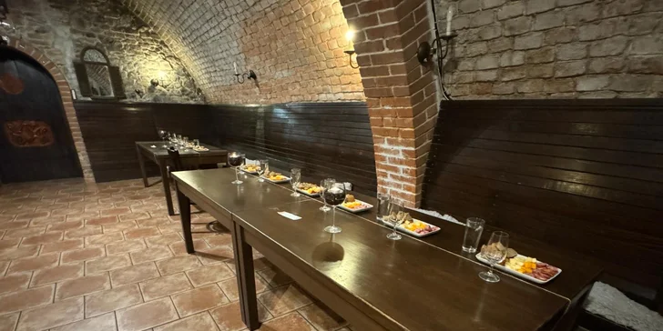 Vinná degustace potmě s občerstvením ve sklepní vinárně pro 1 osobu