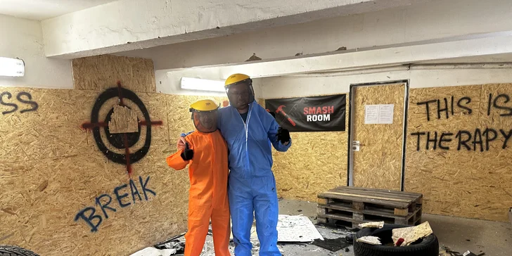 Upusťte páru a rozmlaťte televizi nebo monitor: vstupy do pražského Smash Roomu až pro 5 osob