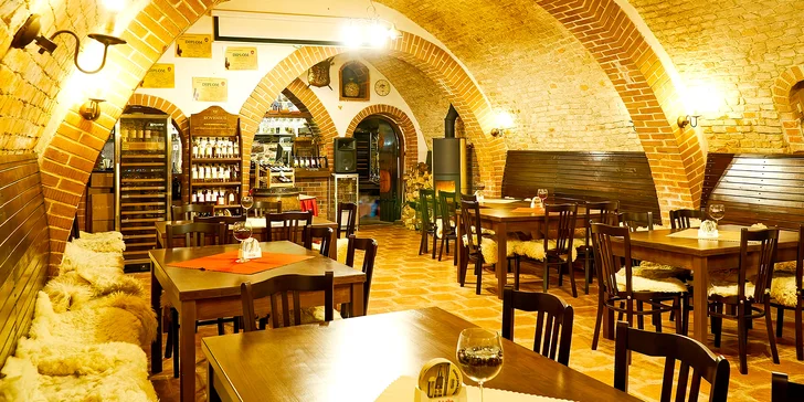Vinná degustace potmě s občerstvením ve sklepní vinárně pro 1 osobu