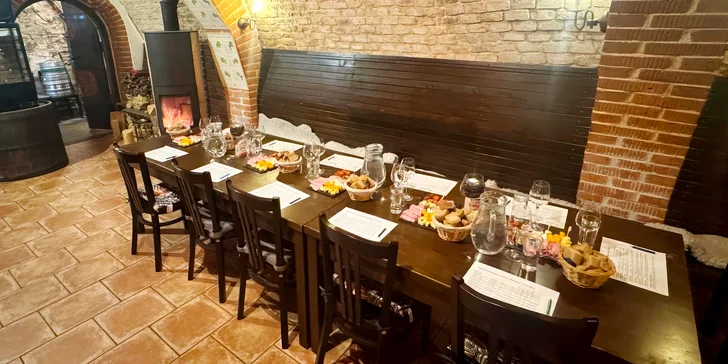 Vinná degustace potmě s občerstvením ve sklepní vinárně pro 1 osobu