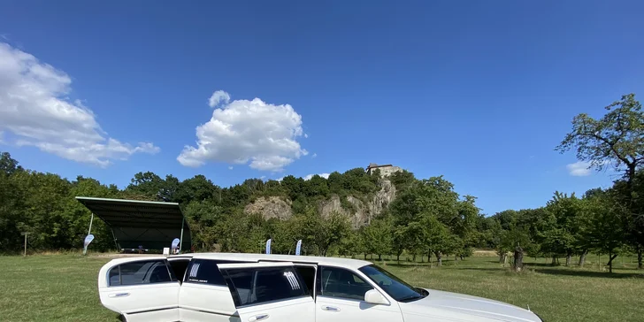 Pronájem limuzíny s řidičem na 30–180 min. i lahev Bohemia sektu: až pro 8 os.