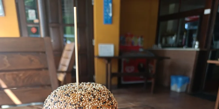 Dopřejte si 1 nebo 2 burgery dle výběru, vč. hranolek: varianta s kuřetem, hovězím, tofu i tvarůžky