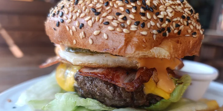 Dopřejte si 1 nebo 2 burgery dle výběru, vč. hranolek: varianta s kuřetem, hovězím, tofu i tvarůžky