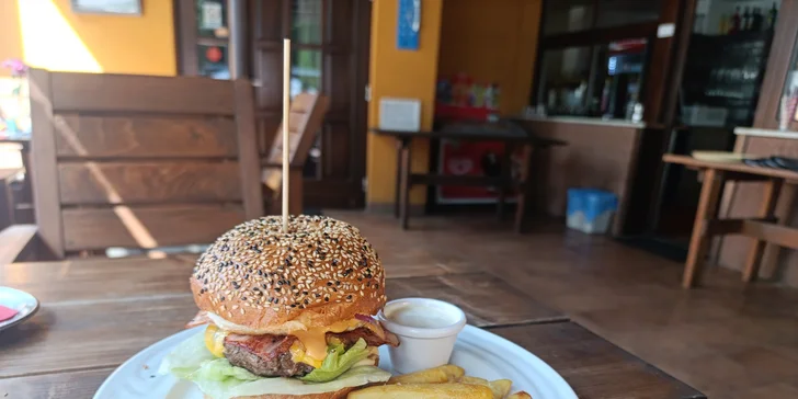Dopřejte si 1 nebo 2 burgery dle výběru, vč. hranolek: varianta s kuřetem, hovězím, tofu i tvarůžky