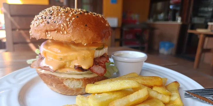 Dopřejte si 1 nebo 2 burgery dle výběru, vč. hranolek: varianta s kuřetem, hovězím, tofu i tvarůžky