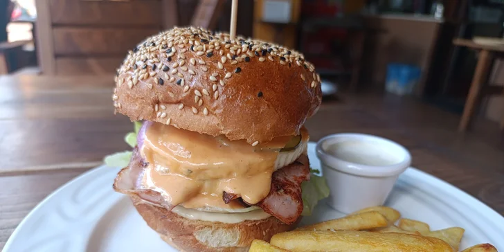 Dopřejte si 1 nebo 2 burgery dle výběru, vč. hranolek: varianta s kuřetem, hovězím, tofu i tvarůžky