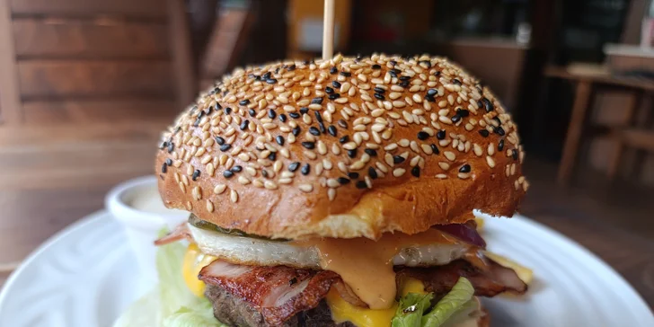 Dopřejte si 1 nebo 2 burgery dle výběru, vč. hranolek: varianta s kuřetem, hovězím, tofu i tvarůžky