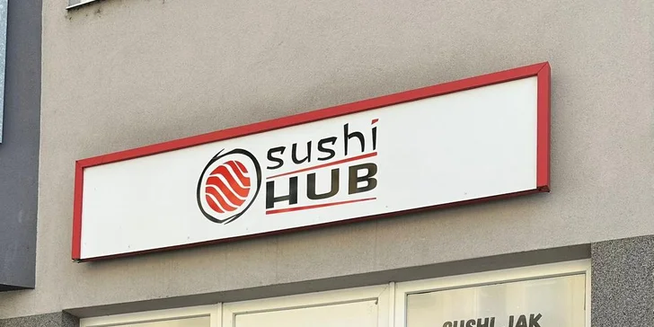 Havajský poke bowl s kuřetem, lososem či tofu a jarní závitek na odnos s sebou
