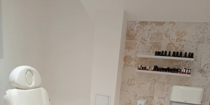 Klasická mokrá pedikúra s masáží chodidel i s lakováním