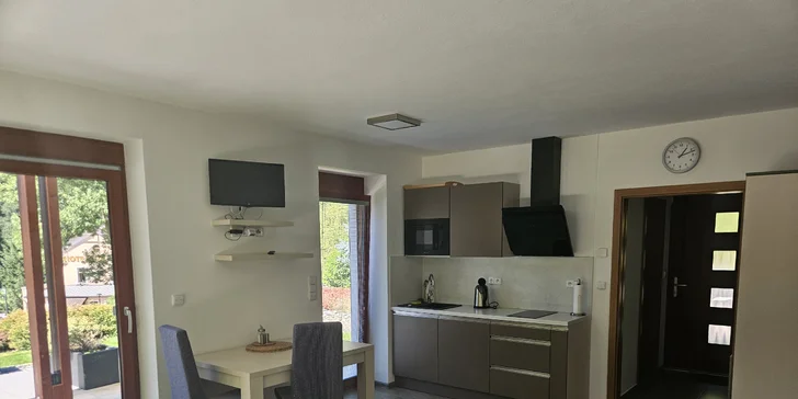 Dovolená v Moravském krasu: moderní apartmán až pro 4 osoby, vč. terasy či balkónu