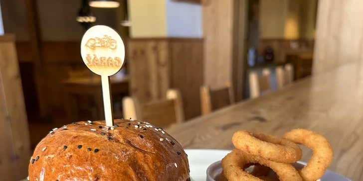 Luxusní Garage Burger, cibulové kroužky, BBQ omáčka a cola pro 1 nebo 2 osoby