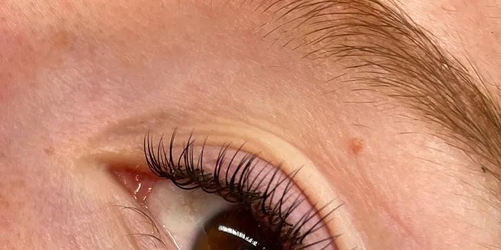 Prodloužení řas pomocí UV technologie nebo lash lifting s laminací obočí