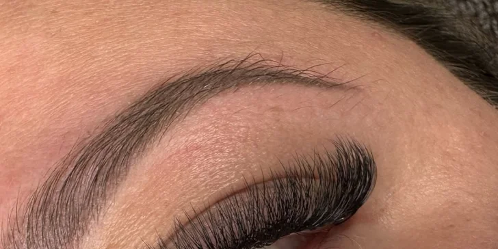 Prodloužení řas pomocí UV technologie nebo lash lifting s laminací obočí