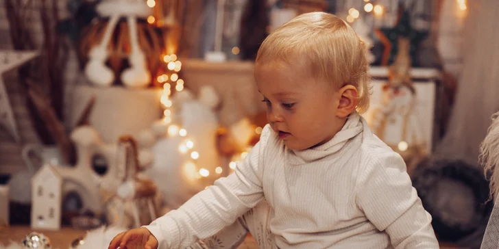 Profesionální focení v ateliéru i přírodě: newborn, rodiny, páry i narozeniny, 18 až 25 fotek