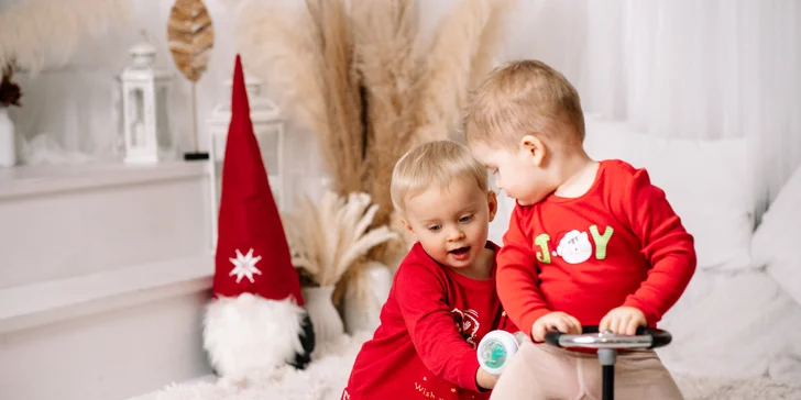 Profesionální focení v ateliéru i přírodě: newborn, rodiny, páry i narozeniny, 18 až 25 fotek