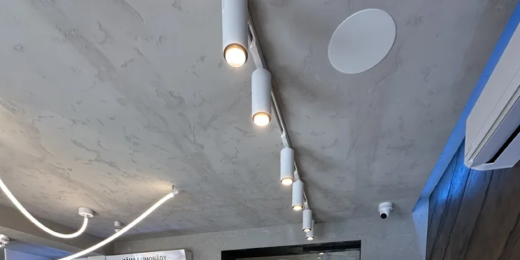 2 kávy dlě výběru v chrudimské kavárně: espresso, flat white, batch brew i další