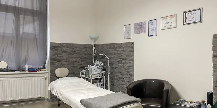 Omlazující obličejové masáže: liftingová, gua sha i hollywoodská